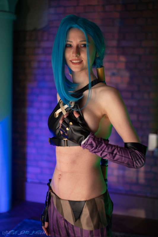 The way Jinx's arcane outfit was meant to be worn 🤣 8