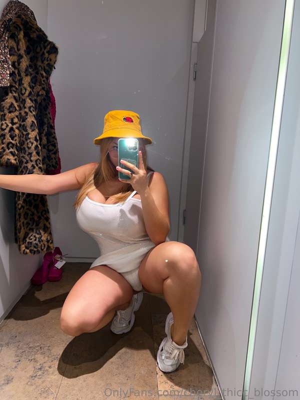 I'm trying to choose an outfit for today's walk 😎 Maybe this..