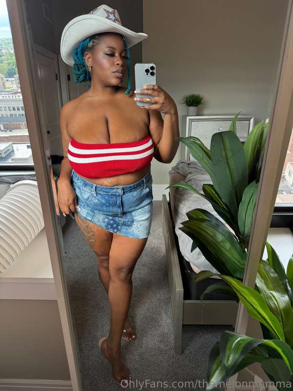 Do I look better with clothes on or naked? 😋😋
