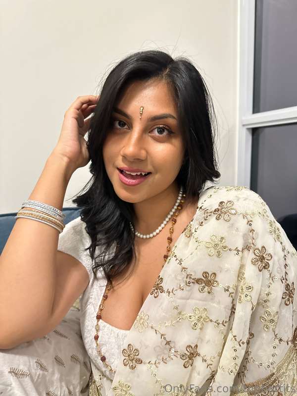 Desi Girlfriend's Secret Desire: SFW Photo Set 2

Model: @th.. 8