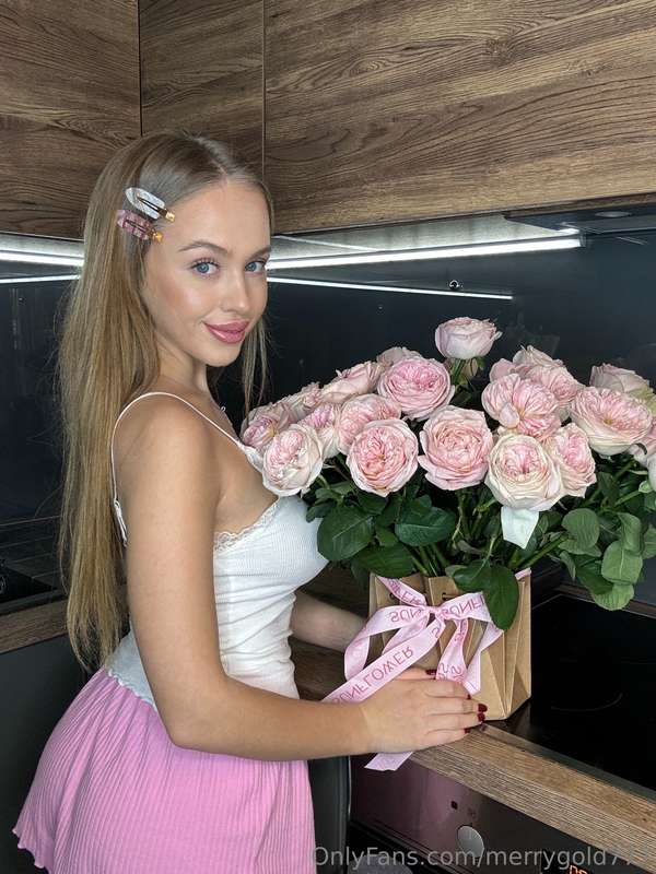 give flowers to a girl it's always so nice ☺️💐 💗  2
