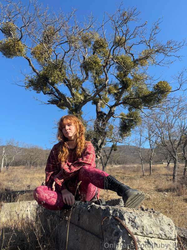 The wind whispers my secrets. Do you want to hear it? 🌿💋