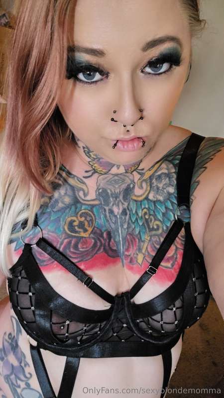 I love this outfit. Definitely think black looks good on me...