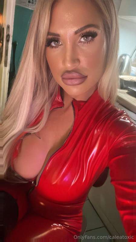 Catsuit time… have a great start into the new week 💋
