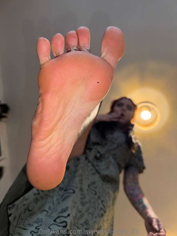 You think you can escape this huge foot ? Think again 🪳 4