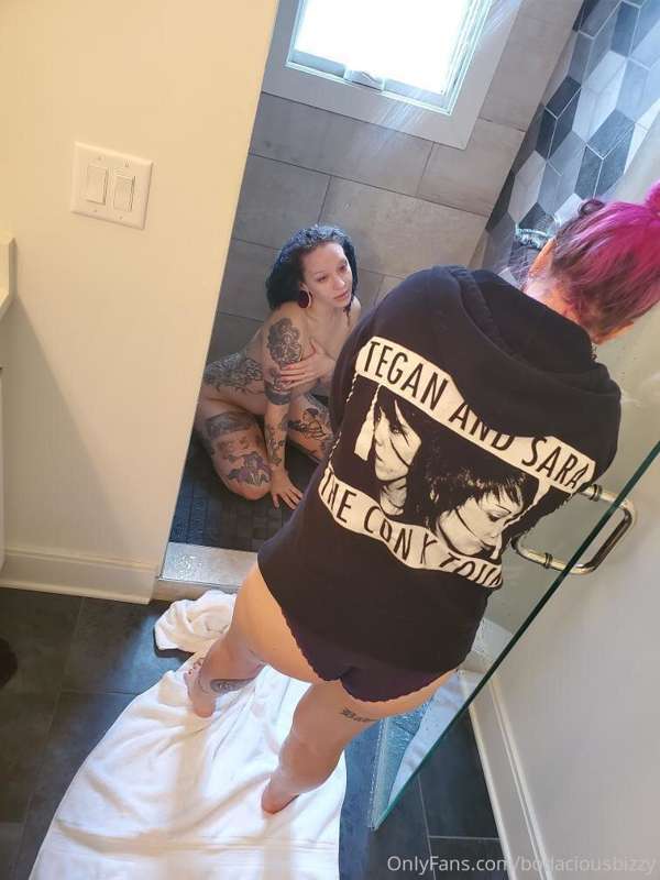Little BTS of a photo shhot I fid. NO MAKEUP and in the show..