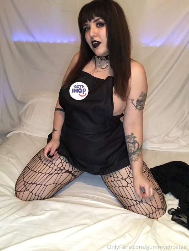 Hi, I’ll be your waitress at Goth IHOP 🥞🖤 22