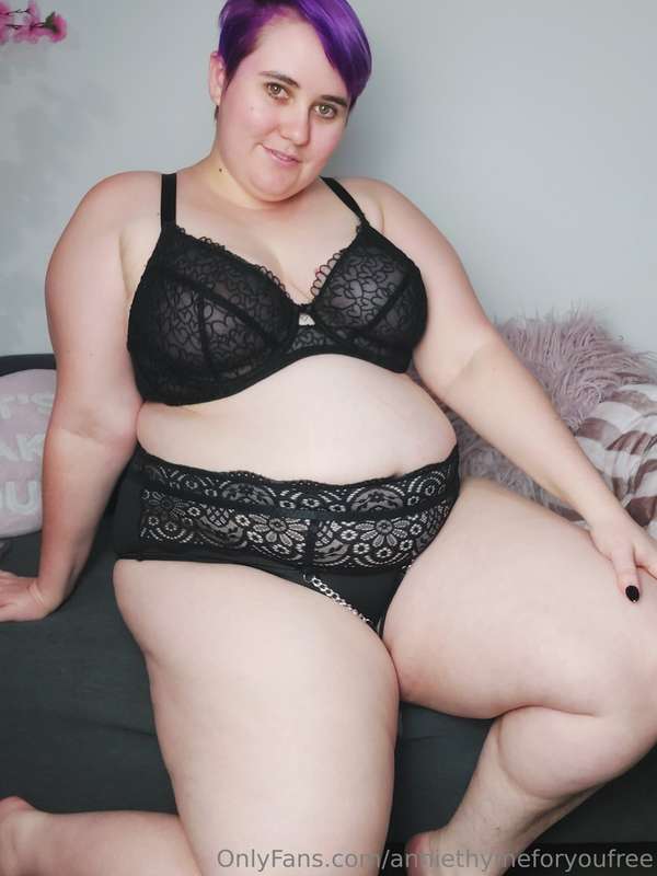 Late night nudes over on my VIP @anniethymeforyou 