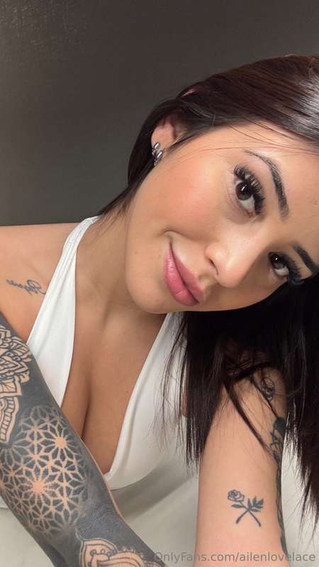 This is pretty much my everyday makeup look 💄 it’s like medi..