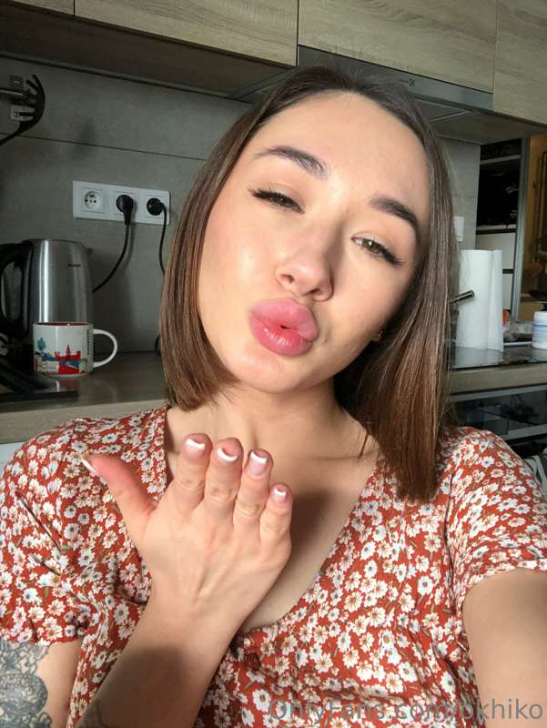 Catch a kiss, baby! 
Hope you have a great day! ❤️❤️😻😻