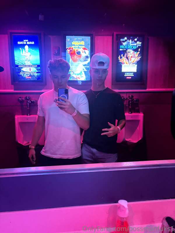 Had a fun night at the gay bar with my brother irl @knoxfuks..