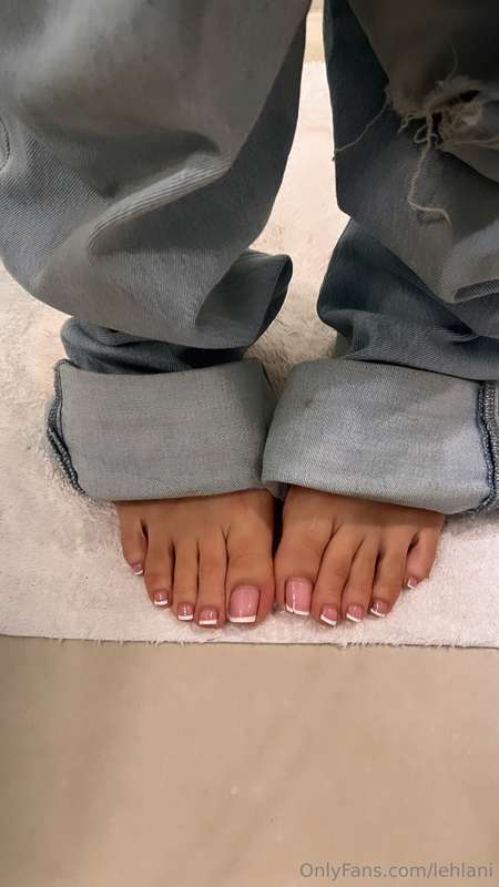 Last day with French toes 💙 going to the salon for my pedicu.. 2