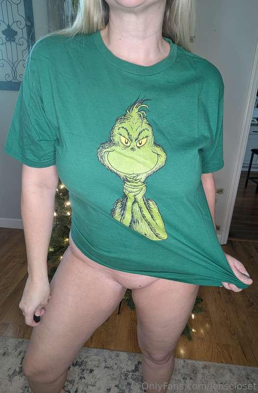 Think the Grinch would steal this 🐱? 