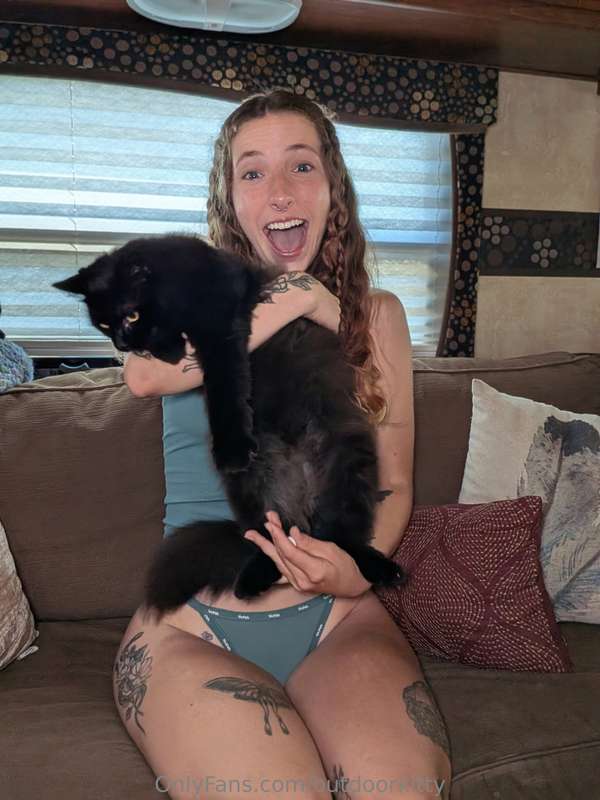 Swipe to see my floof😸 2