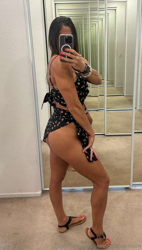 Sundress season is perfect for hotwife dates 😈