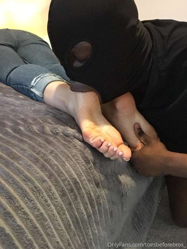Seeing a beautiful foot model like @eva_rose_feet relaxed wh.. 8