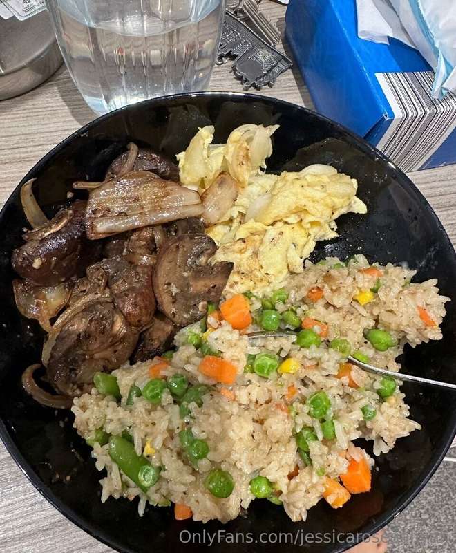 The chef and the dinner made by the chef... 🍽Not much, buttt.. 1