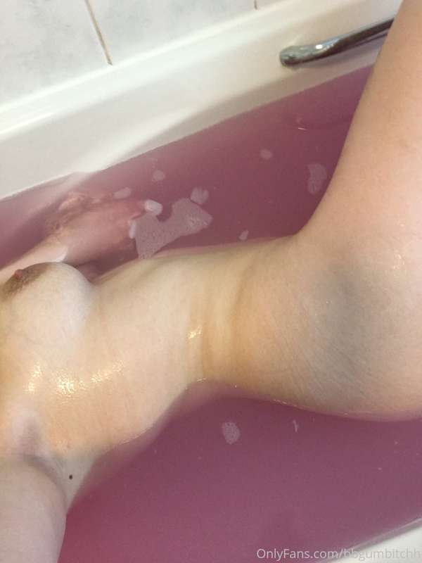 Full body nudes in the tub 3