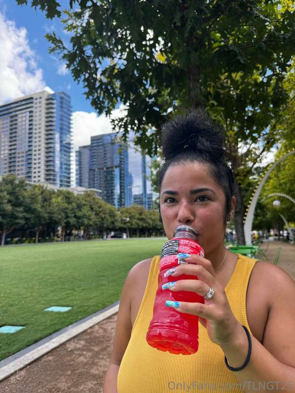 Remember everyone, hydration is key! 🥰 stay hydrated especia..