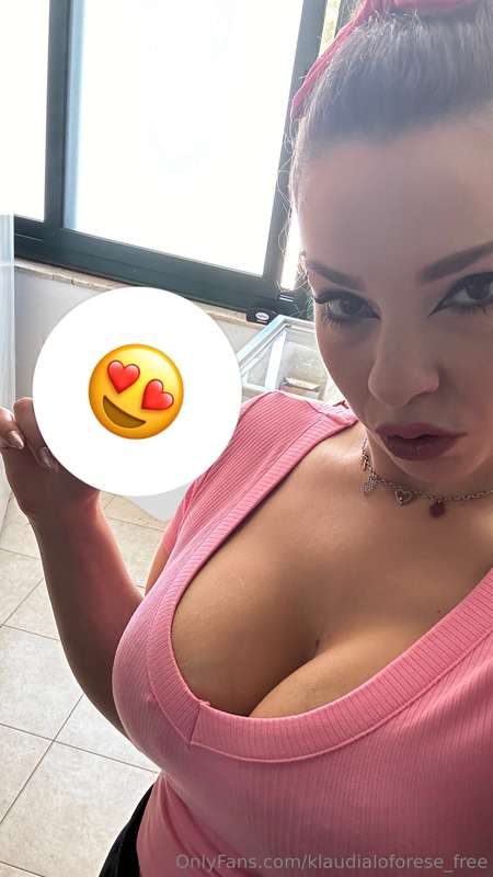 Pomeriggio caliente e io ho voglia di spogliarmi 💦😏  Chi c'è..