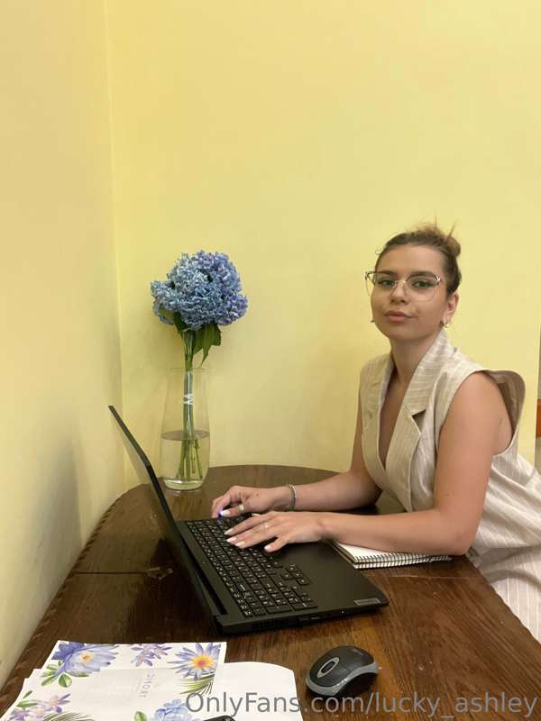 𝗪𝗵𝗼 𝘀𝗮𝘆𝘀 𝘁𝗵𝗲 𝘄𝗼𝗿𝗹𝗱 𝗼𝗳 𝗘𝗰𝗼𝗻𝗼𝗺𝗶𝗰𝘀 𝗰𝗮𝗻'𝘁 𝗯𝗲 𝘀𝗲𝘅𝘆?📊🔥 
Sitting he..
