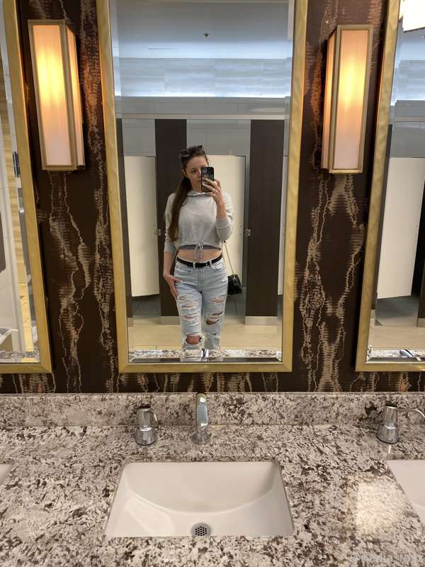 Yay public bathroom flashes 🤩🤩