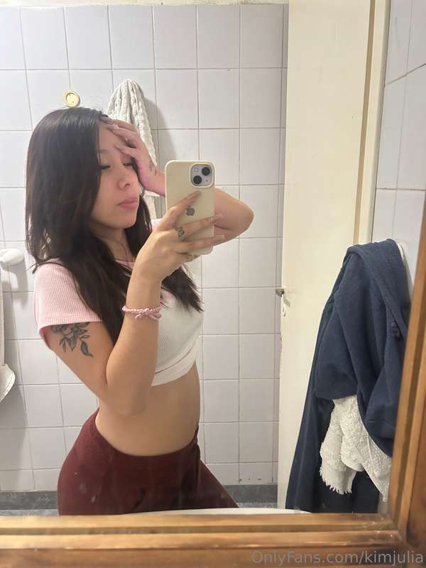 (>.<)