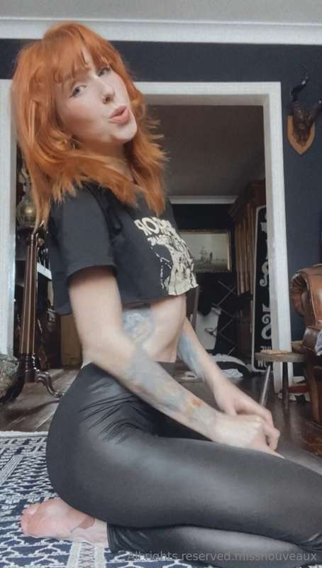 Wet look leggings and tit flashes - 1 minute cheeky dance te..