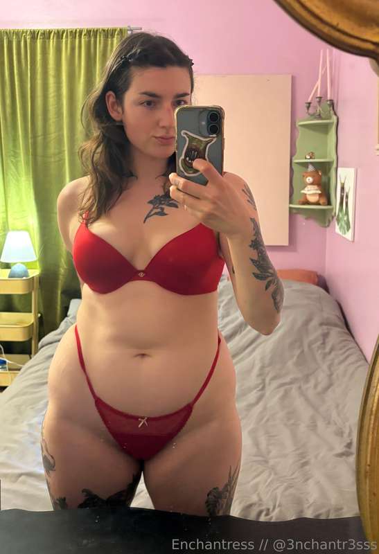 grabbing handfuls of my squishy hips 🐷 2