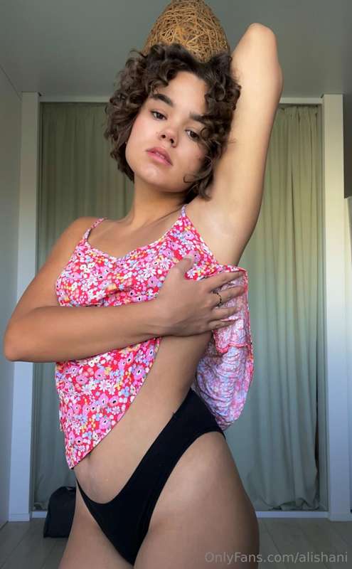 I slowly lower my top, my peaches fall out, oh yes honey sho..