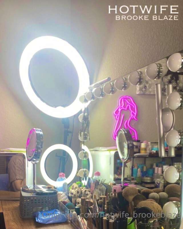Finally got my sign hung up in my makeup room! 😘👸🏻♠️🖤 3