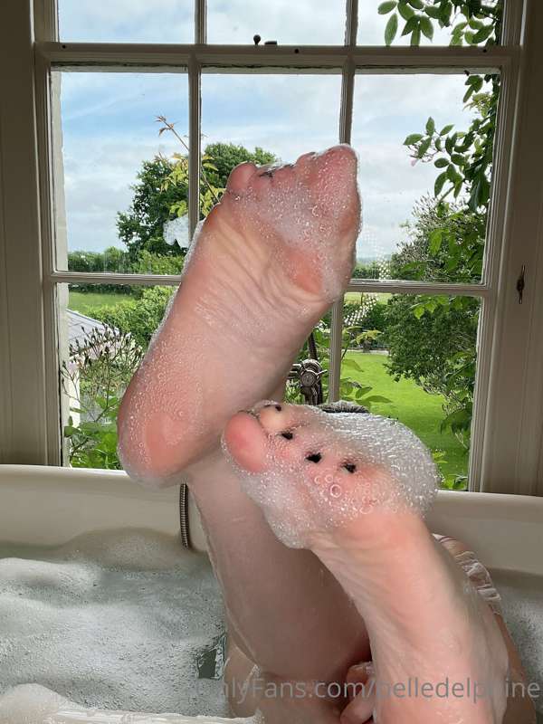 Some foot content for u incase it’s up ur street ;) 
🐾 10