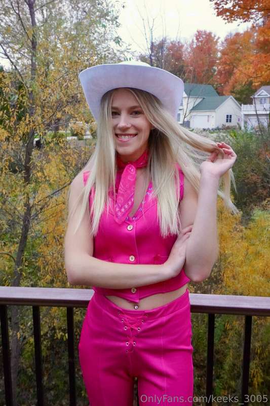 Living life in full barbie mode. 💕🎀💄👛🎟️🩰 2