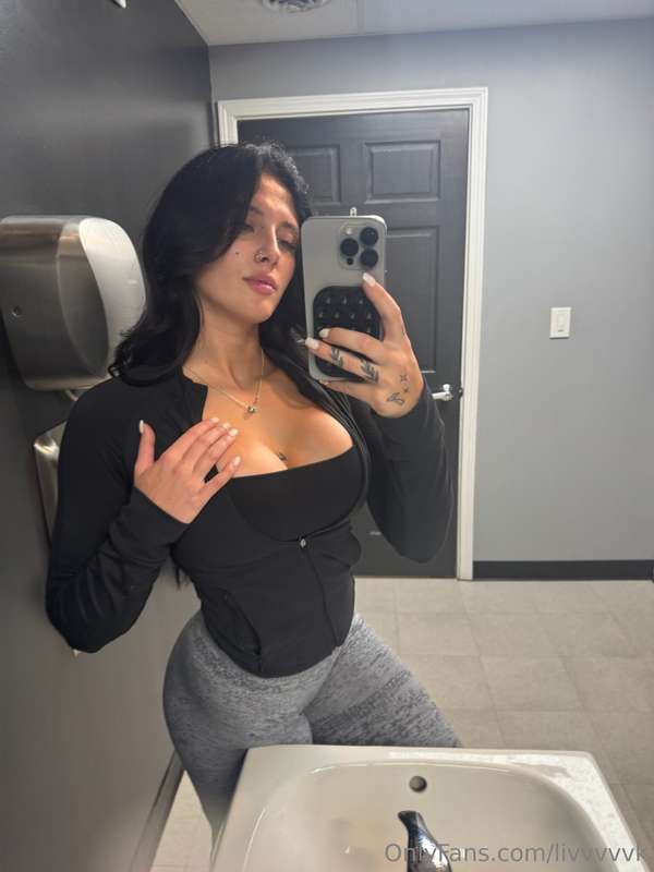 who's onlineee im bored
