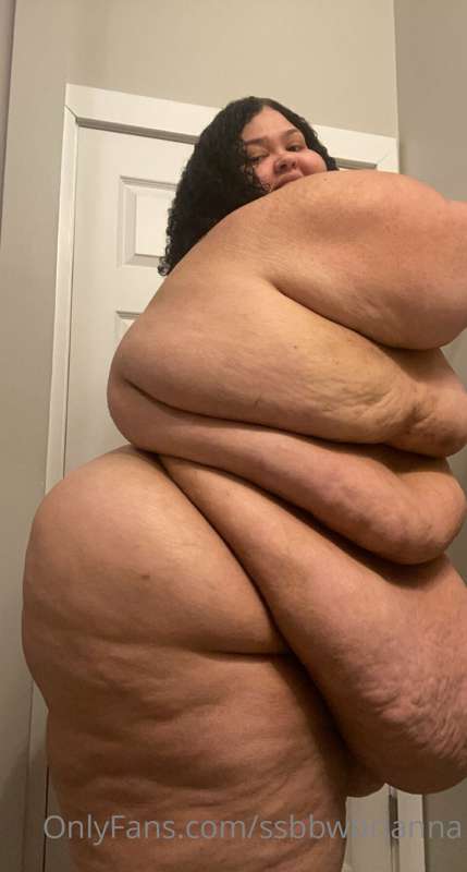 Fresh out of the shower and fat as fuck. Who wants to dry me.. 12
