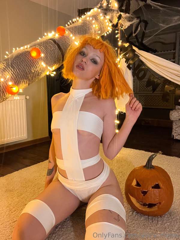 I found some leftover Halloween decorations🧡 at home and the..