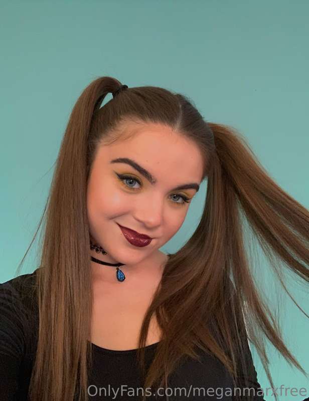 Goth Meg 😈 tip $6 to watch 18yo goth me take a big dildo!

@..