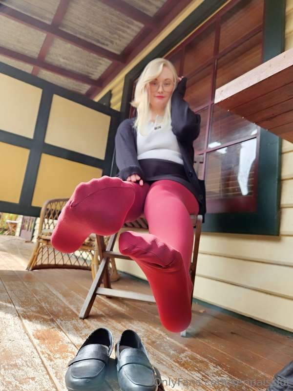 Relaxing outside in my pretty maroon tights ♡