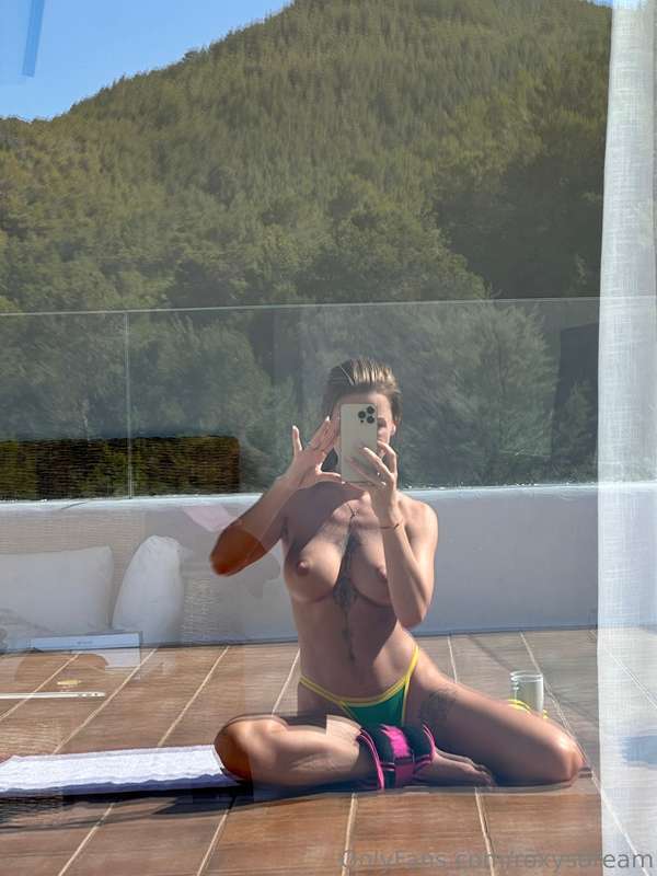 Back to naked yoga, training and tanning 😍   Will share my r.. 1