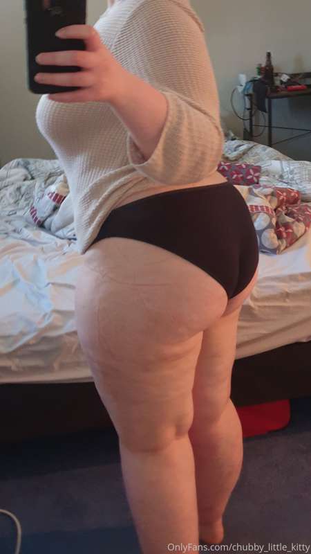 My favourite jumper 😊
What's better, boobs or butts? 1