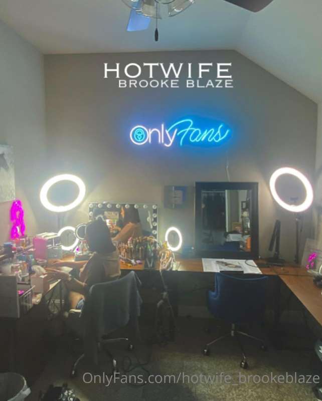 Finally got my sign hung up in my makeup room! 😘👸🏻♠️🖤