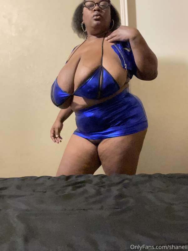 Big fat moose knuckle busting out 😝 1