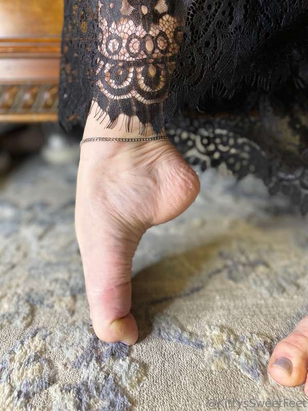 I just can’t get enough toe ring. It’s a serious addiction  6