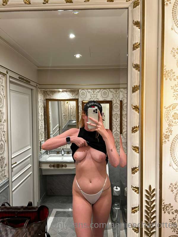 When I see a mirror I have to take a photo in it 😜