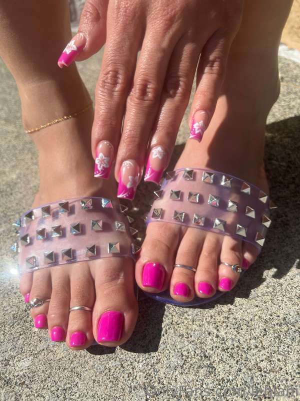 I can’t get over how sexy these sandals are 😈💕 3