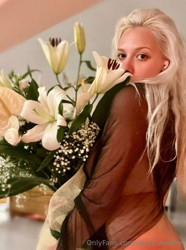 Flowers are a little reason to be happy ❤️🌹 Make your little..