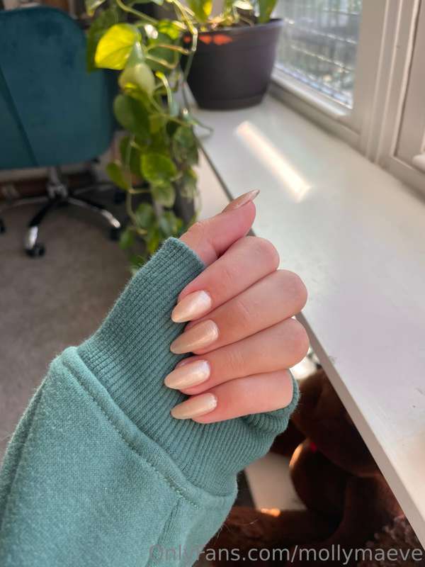 Who doesn’t love a woman with sexy hands & nails? 😍 3