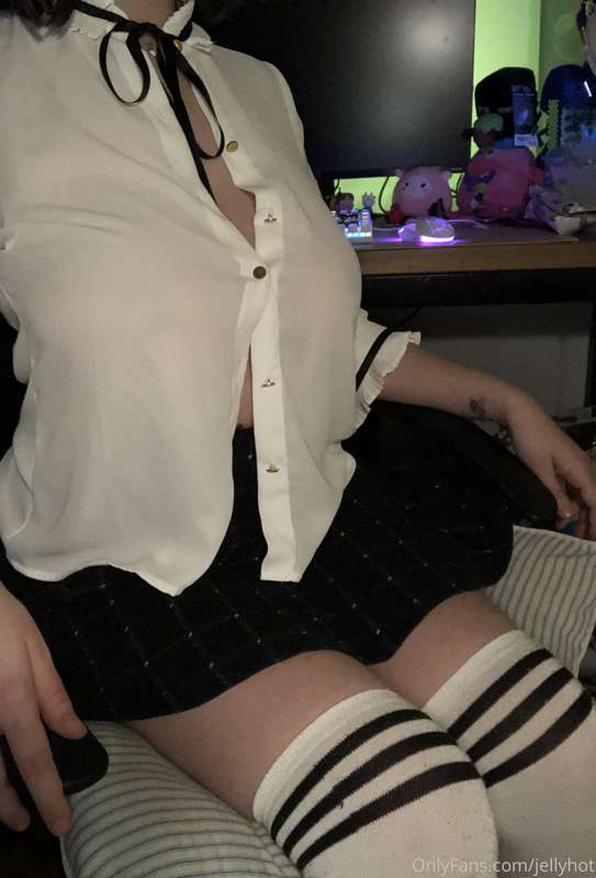 ohh no... my blouse is too small 😉 6