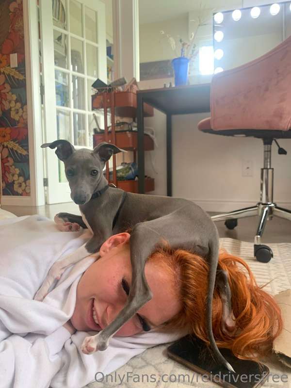 She does NOT understand the meaning of personal space 🤣