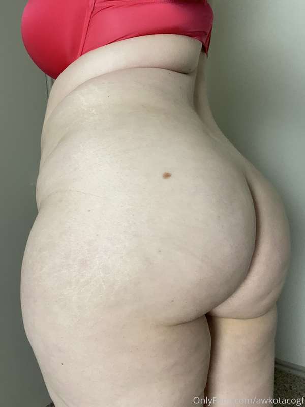On or off? 🍑  There has been a conspicuous lack of booty on .. 1